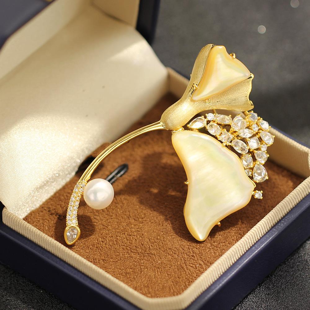 Ювелирные изделия Высококачественная натуральная брошь-булавка с изображением желтой рябчики и гинкго билоба Элегантная легкая роскошь Жемчуг пресной воды Алмазный лист Булавка Женская