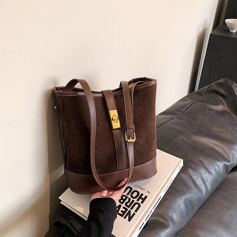 Сумка-ведро в стиле ретро в Гонконге 2024 года, летняя новая мода, простая легкая роскошная сумка для отдыха, нишевый дизайн, сумка-мессенджер через плечо