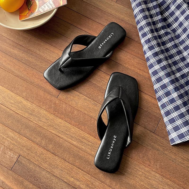 Модные и удобные черные нескользящие шлепанцы на плоской подошве женские летние 2025 новые с квадратным носком на мягкой подошве крутые шлепанцы