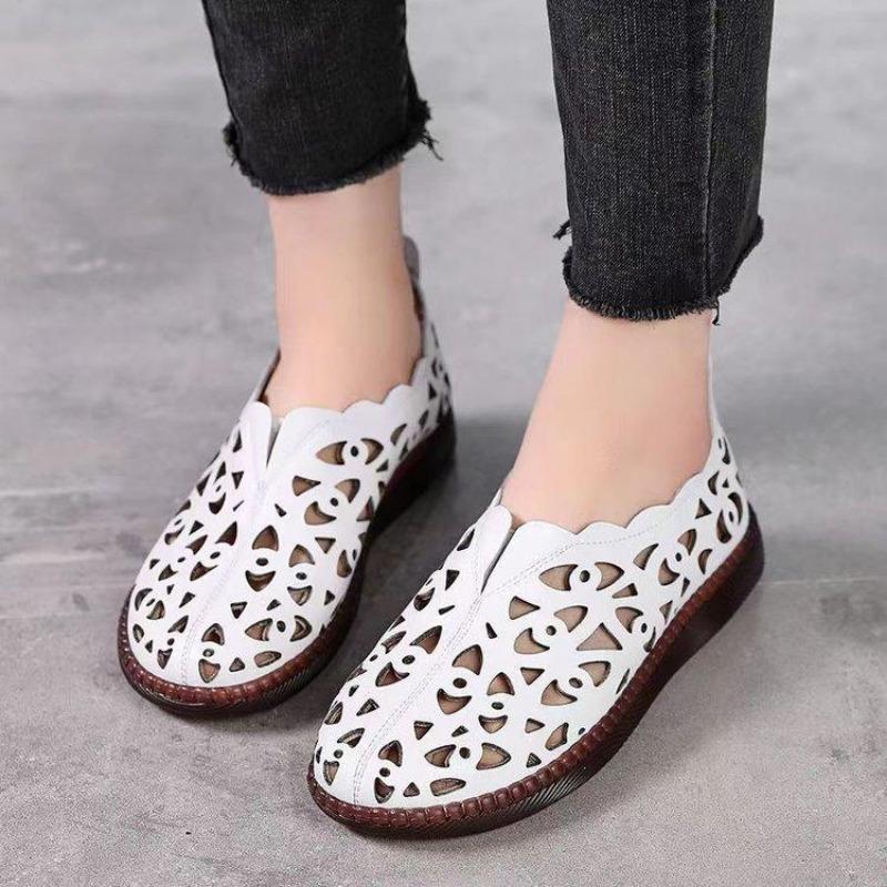 Summer Breathable Hollow Mother Sandals Women's Flat Bottomed Round Head Soft Bottom Large Women's Hole Shoes