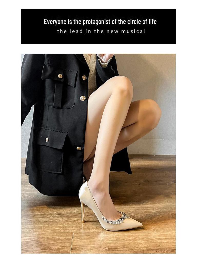 2025 Атласные туфли на шпильках: Элегантный заостренный носок со стразами, во французском стиле, подходит для весны и осени