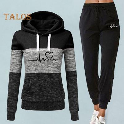 Комплект из 2 предметов: брюки с капюшоном, осенне-зимний комплект с принтом, накладными карманами на шнурке, эластичным поясом на шнурке, присборенными до щиколотки брюками, женский спортивный костюм, спортивный наряд