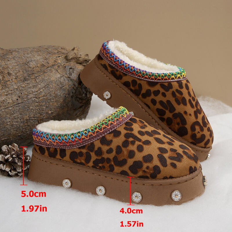 Леопардовые тапочки на толстой подошве для женщин 2025 Зимние теплые толстые плюшевые домашние тапочки Комфортные тапочки на платформе с металлическими заклепками