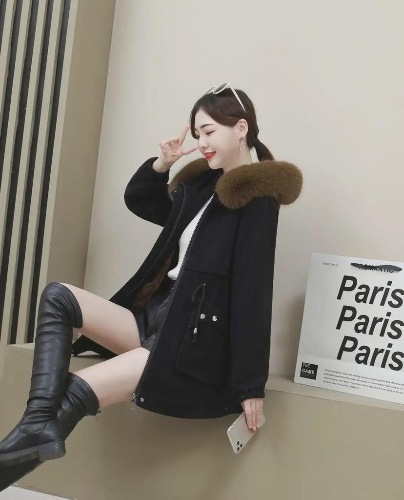 Женское зимнее бархатное пальто 2024 года: Приталенный крой, корейский стиль, меховой воротник, теплый, большой размер, средней длины.