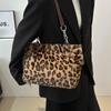 Теплая плюшевая сумка через плечо с леопардовым узором для путешествий, женская, большая вместимость, сумка-тоут с цепочным декором, винтажная мягкая сумка из искусственного меха с ручкой сверху