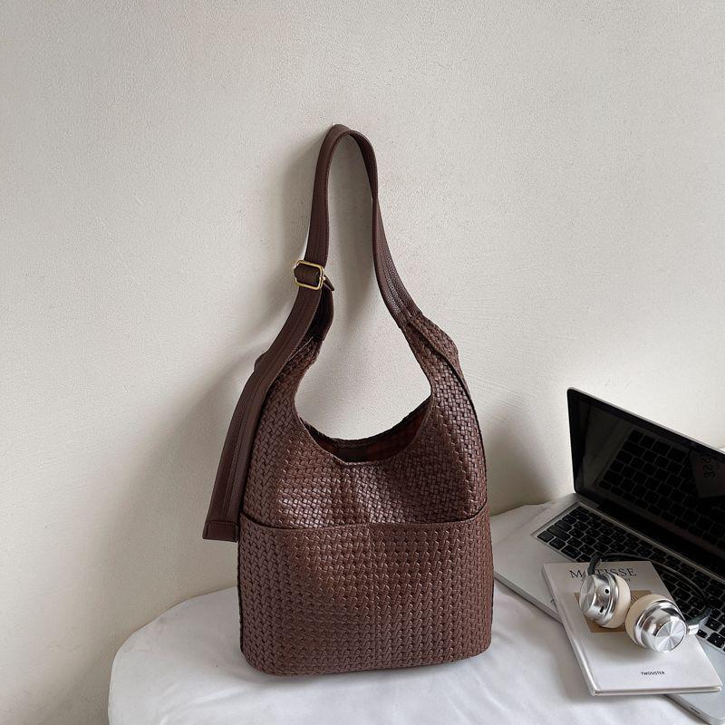 Trendy Woven Bucket Bag: 2025 Early Autumn, Large Capacity, Retro Minimalist Shoulder and Commuter Tote