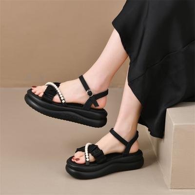 Сандалии женские лето 2025 новые маленькие ароматные ветровая платформа модные римские пляжные повседневные туфли жемчужный однословный пояс с юбкой