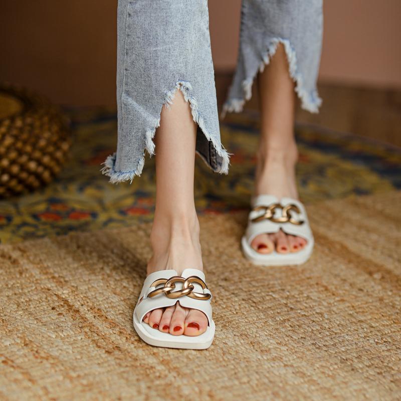 Новые летние сандалии Современные тапочки Женская обувь на плоской подошве с каблуком Модная обувь Женские однотонные женские тапочки Дизайнерские шлепанцы