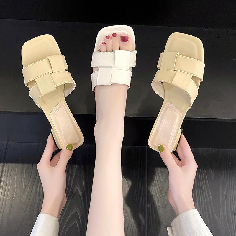 Корейская версия плетеных шлепанцев на низком каблуке с квадратным носком и открытым носком для женщин, для ношения летом 2025 года, новые сандалии для пляжного отдыха