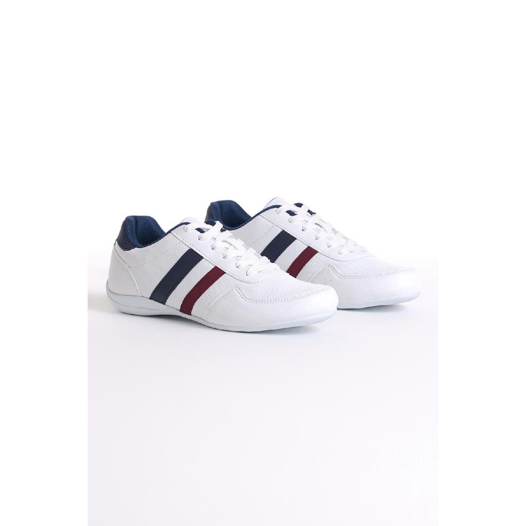 Мужская спортивная обувь на шнуровке черного цвета по бокам