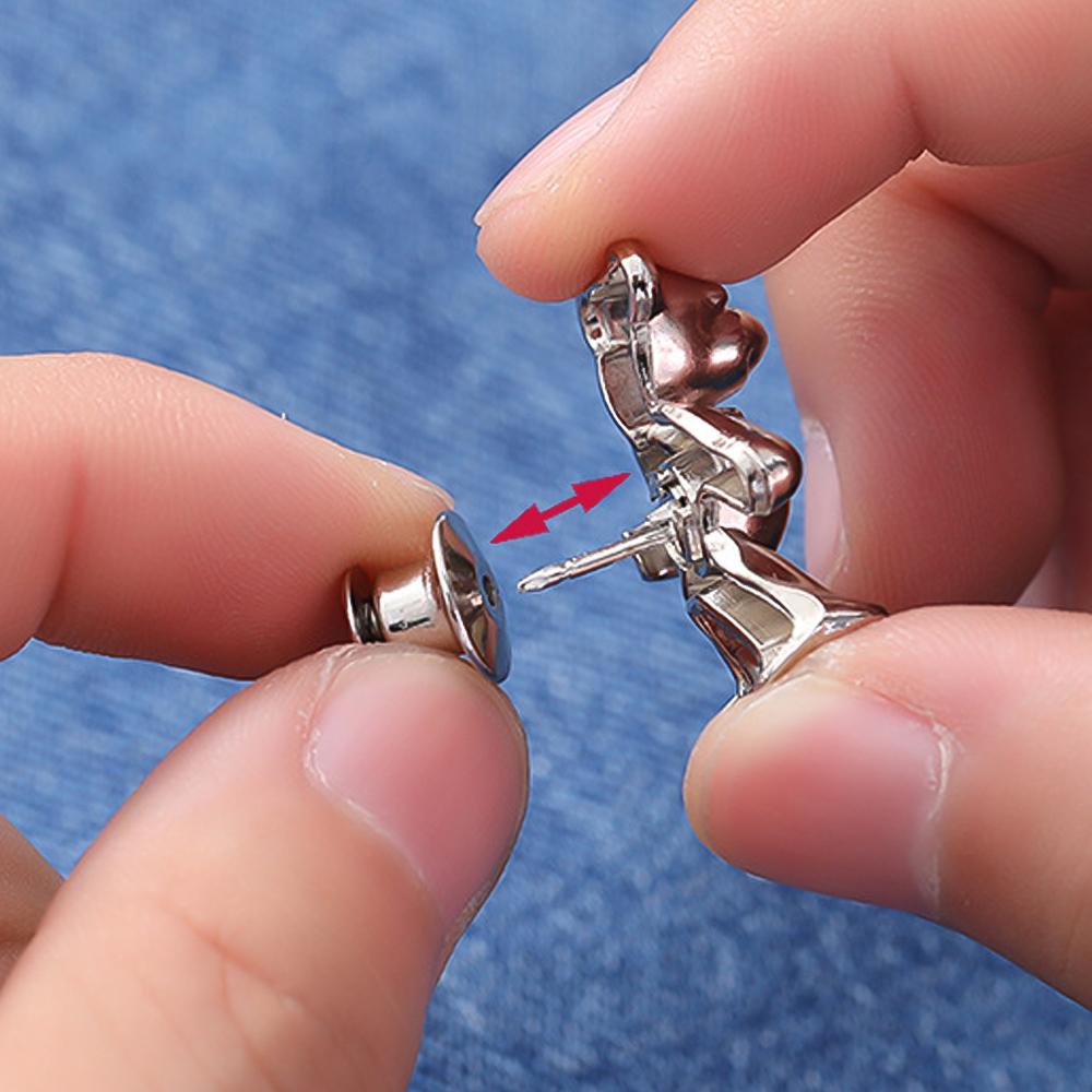 Пара джинсов с застежкой на талии и пряжкой на талии