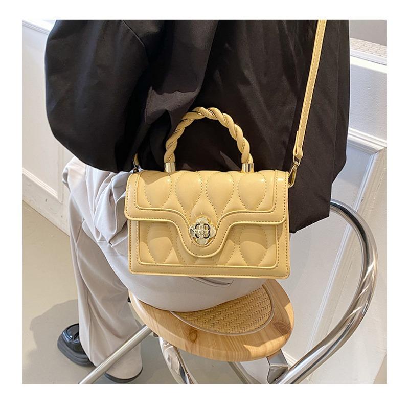 Маленькая и модная ручная маленькая квадратная сумка с нишевым дизайном для женщин. Новая зимняя нишевая сумка 2024 года с текстурой. Сумка через плечо Instagram.