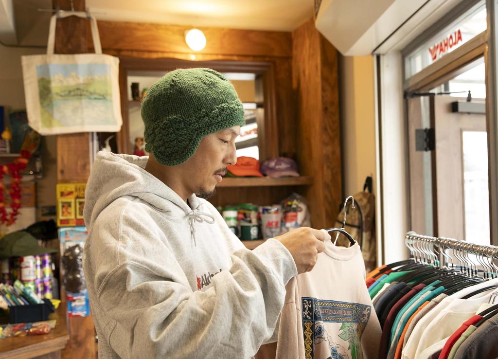 Everyday Life and Hand-Knitted Hats (Lady Boutique Series No. 8577)