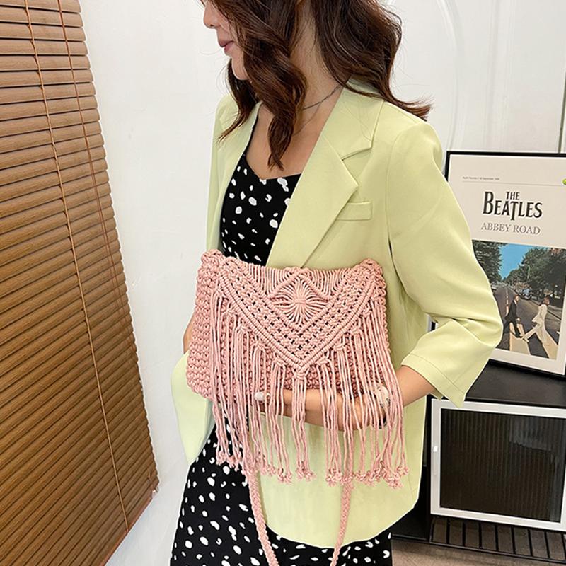 Шикарная женская сумочка с красивыми кисточками. размер сумки: 27 см * 2 см * 21 см