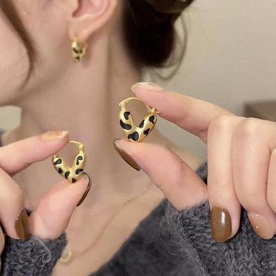 Золотистые серьги-каффы в виде сердец с леопардовым принтом: Женские роскошные ретро-серьги с нишевым дизайном для осени/зимы.
