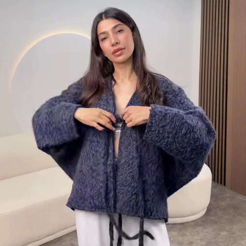 2024 новая осенне-зимняя женская одежда темперамент универсальный V-образный вырез с длинными рукавами шнуровка кардиган свободный плюшевый фактурный жакет топ
