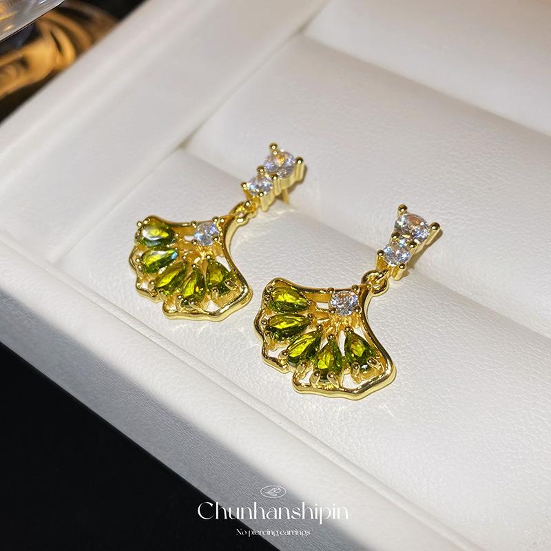 Fan-shaped ear clips, high-end stud earrings, female niche design, emerald zircon, foreign gas earrings, mosquito coil disc, without ear piercings.