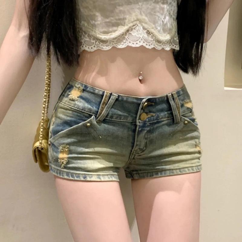 Женские джинсовые шорты с вышивкой и потертостями в стиле " Spicy Girl", лето 2025: Низкая посадка, Стройнящие, Облегающие бедра