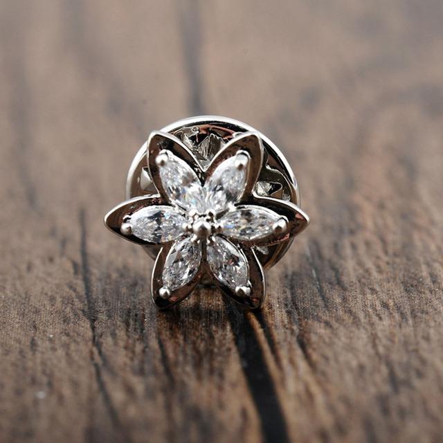 Simple Flower Bee Brooches For Women Daisy Brooch Anti -Glare Pins Shirt Sweater Pin Zircon Clothing Fixed Accessories Jewelry