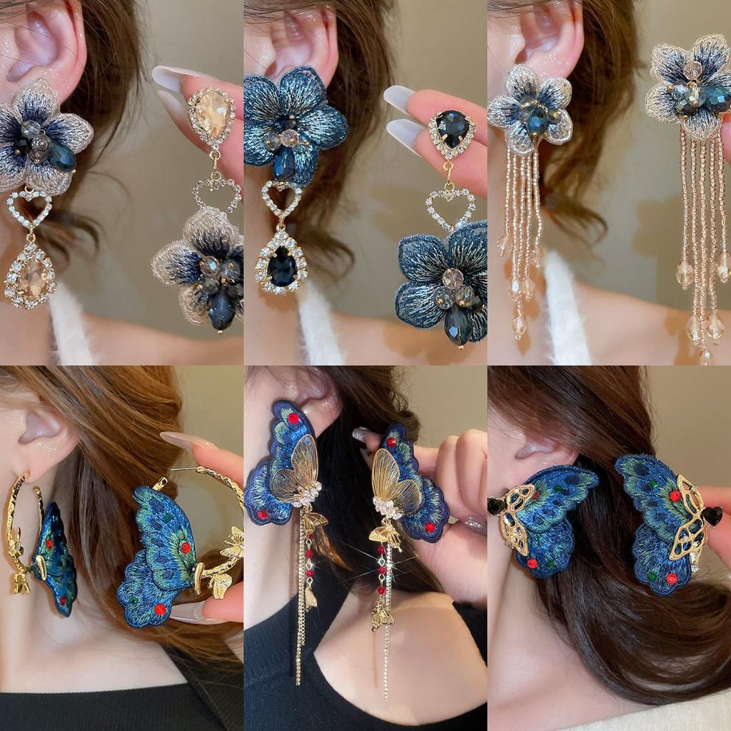 Серьги-гвоздики из ткани в виде цветка «Серебряная игла» со стеклянной бахромой, средние, с антикварным темпераментом, дизайнерские, нишевые