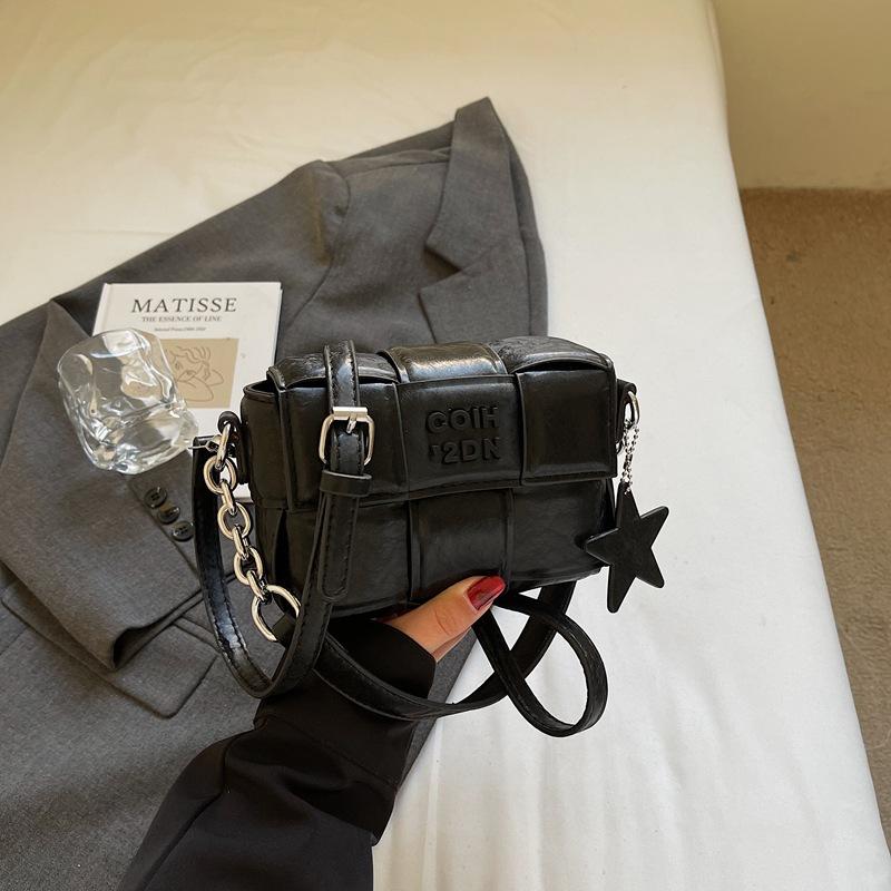 Женская сумка 2025 новая модная высококлассная модная универсальная на плечо сумка-мессенджер осень и зима плетеная портативная маленькая квадратная сумка