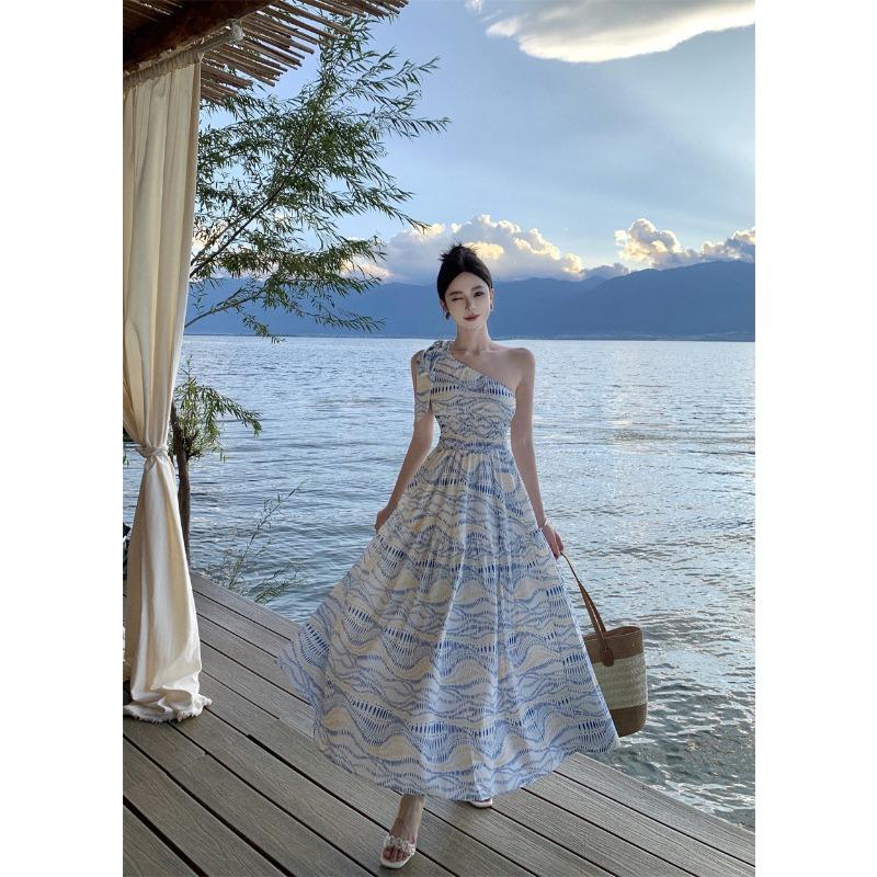 Летние женские длинные платья без рукавов с висячим вырезом и без бретелек на берегу моря