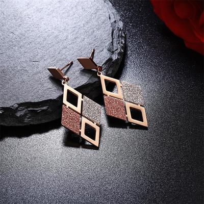 Серьги-гвоздики из титановой стали с блестящей полой подвеской в форме ромба