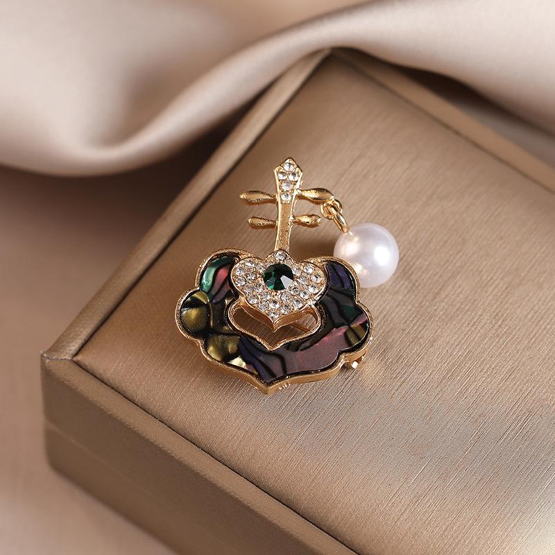 Retro Ruyi Pipa Pearl Brooch for Women, A Light Luxury and Niche Suit Pin
