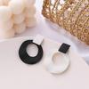 Новая Мода Черно-Белые Смешанные Цвета Асимметричные Висячие Серьги-Кольца Женские Полые Круглые Подвески Простой Циркон