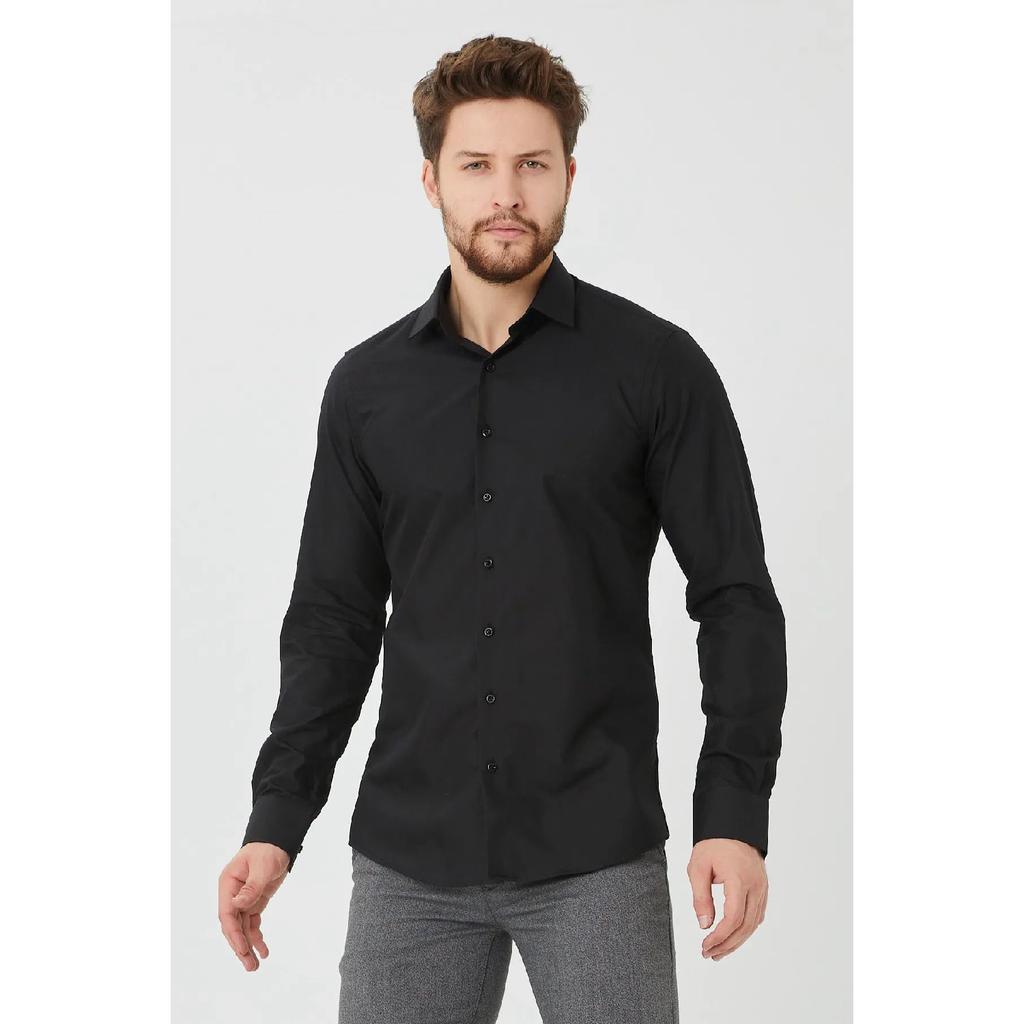 Мужская черная однотонная рубашка приталенного кроя 2024