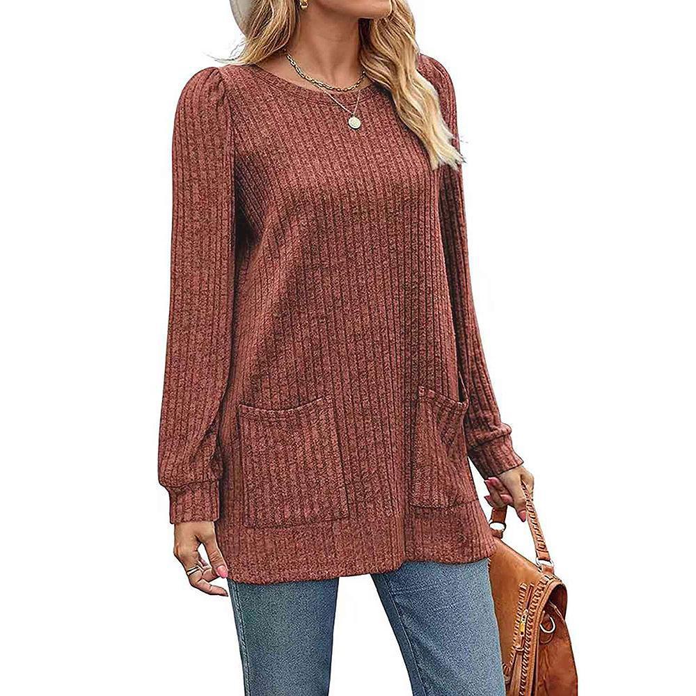 Женский вязаный свитер средней длины с карманами — однотонный, в рубчик, с круглым вырезом на осень/зиму 2024 г.