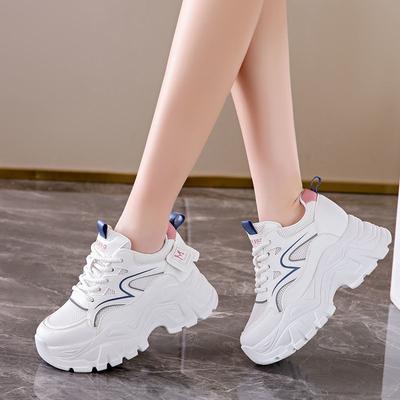 Летняя женская обувь 2025 года, новые дышащие сетчатые спортивные туфли на толстой подошве для мужчин, увеличивающие рост, маленькие белые туфли для пап на толстой подошве