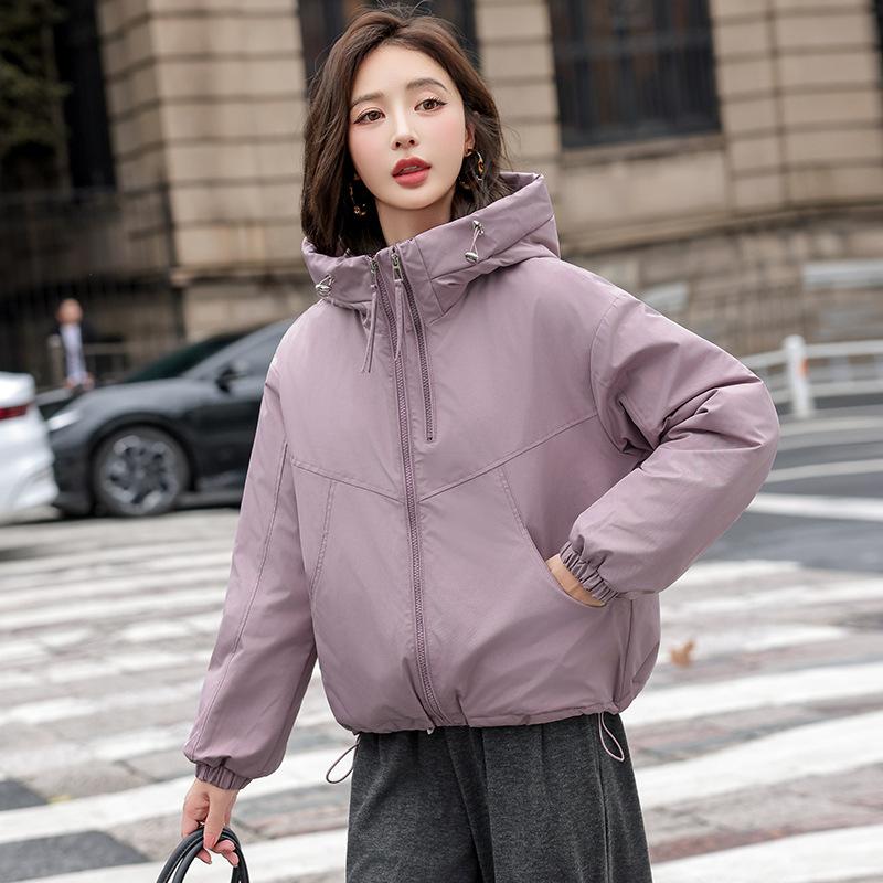 Женская короткая стеганая зимняя куртка с капюшоном на хлопковой подкладке