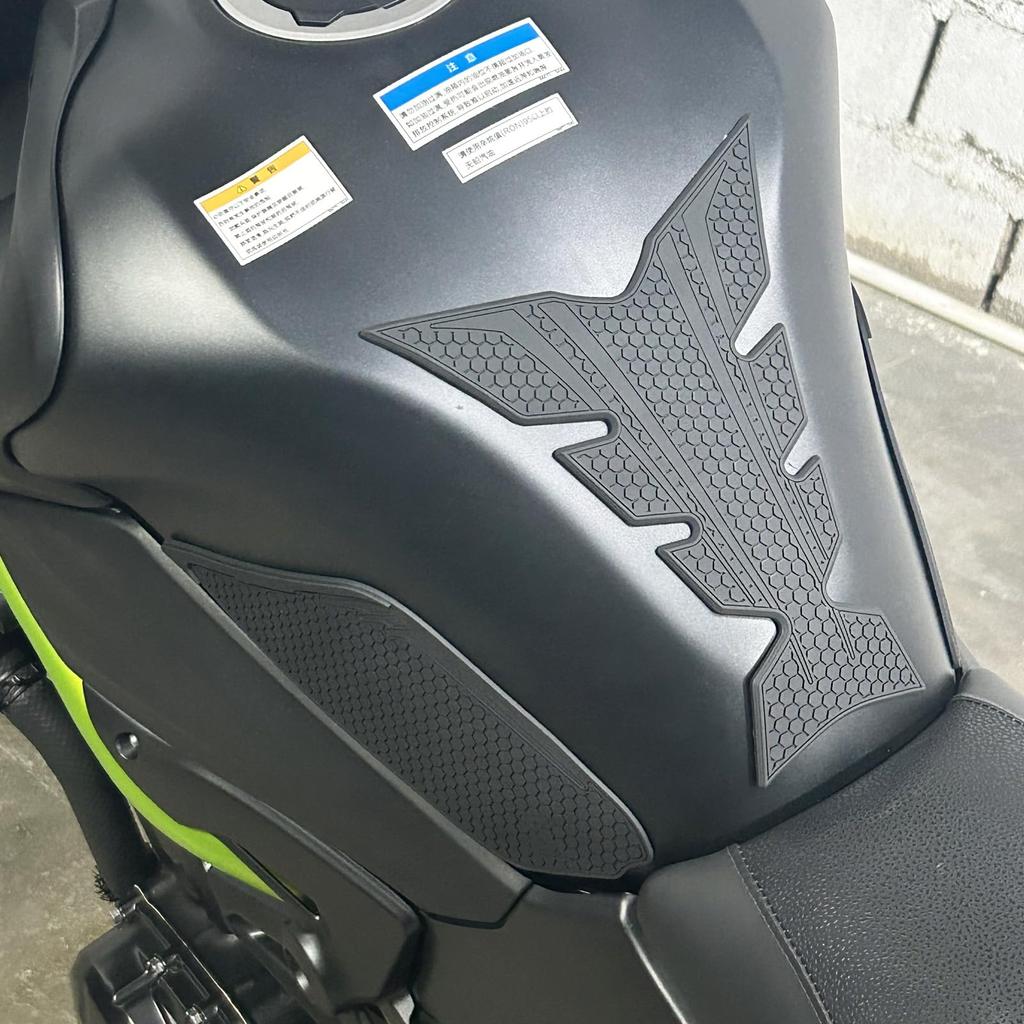 BYEMTTY Traction Pad Tank Kit for Kawasaki Z900 2017-2025 (Black)
