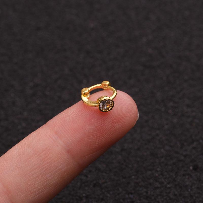 Изысканные маленькие серьги в хрящ с камнем