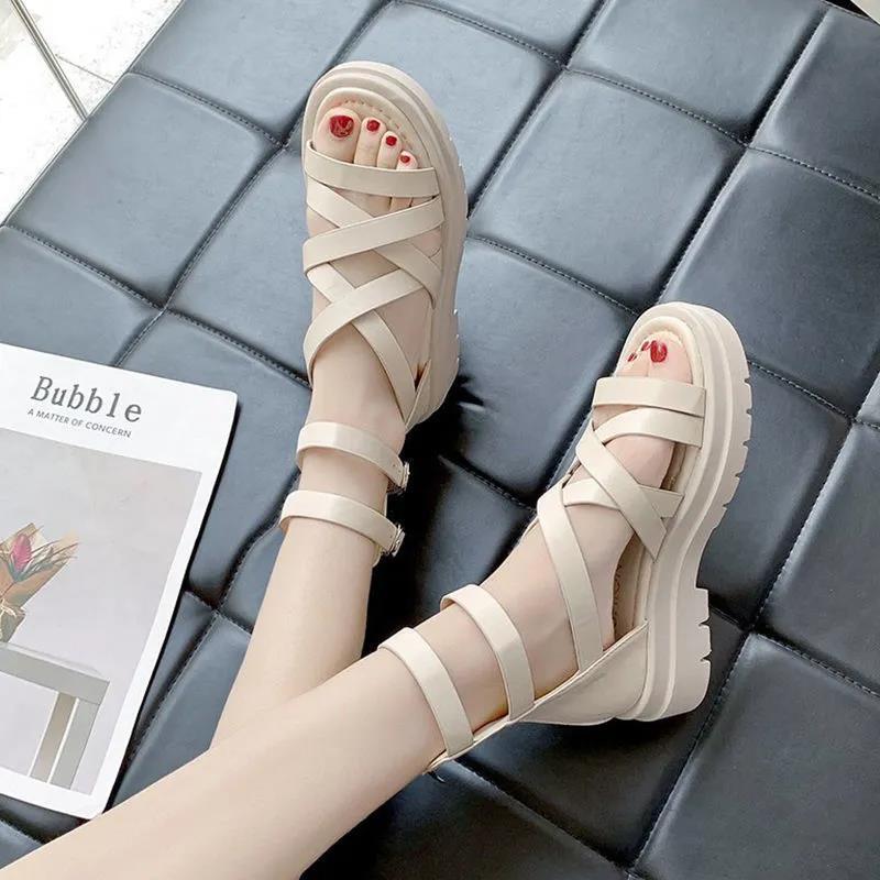 Крутые женские ботинки, новинка весна-лето 2025, универсальные взрывные нескользящие полые римские туфли на толстой подошве, модные пляжные сандалии