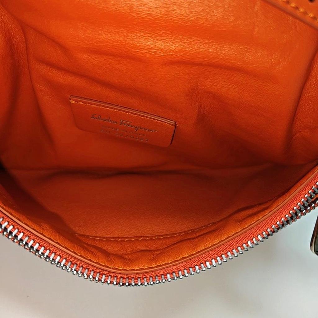 [Pre-Owned] Viva Bow Solid Color Minimalist Calfskin Pillow Bag Shoulder Crossbody Mini - Very Good #18CBE3G