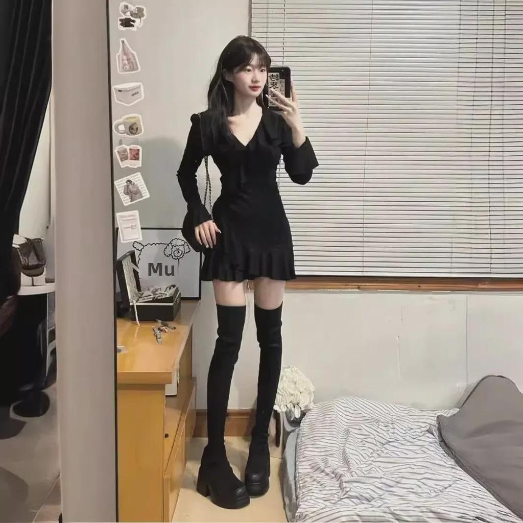 Chic V-Neck Ruffled Knitted Dress - Sexy Little Black Style for Fall/Winter