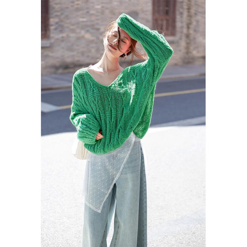 Женский свитер Мокана расслабленного кроя из мягкого трикотажа с V-образным вырезом