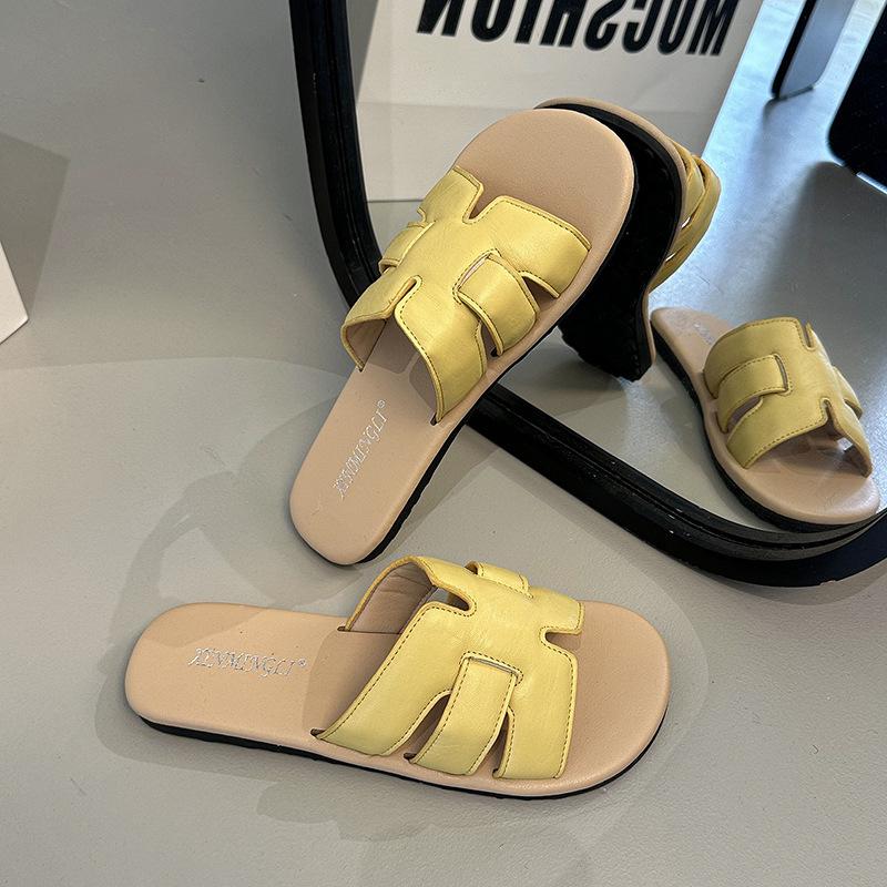 Сказочный летний бриз с новыми тапочками, женщина в пляжной юбке, однословные плоские сандалии