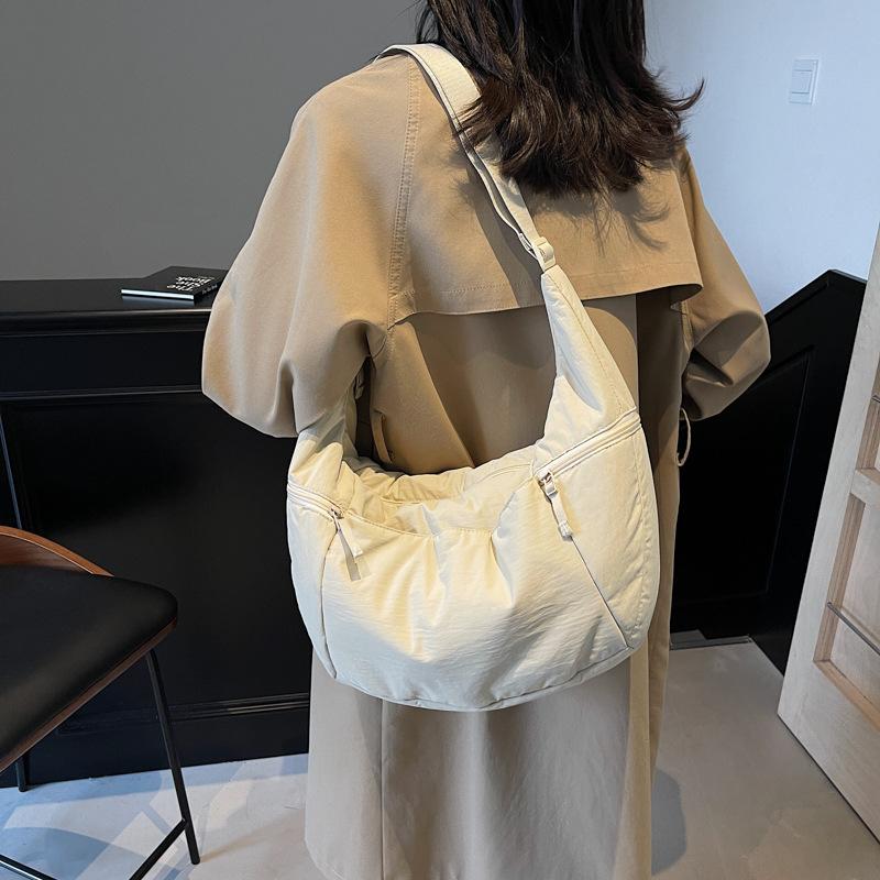 Popular winter new women's large-capacity dumpling bag light crossbody shoulder underarm bag simple classic crossbody bag