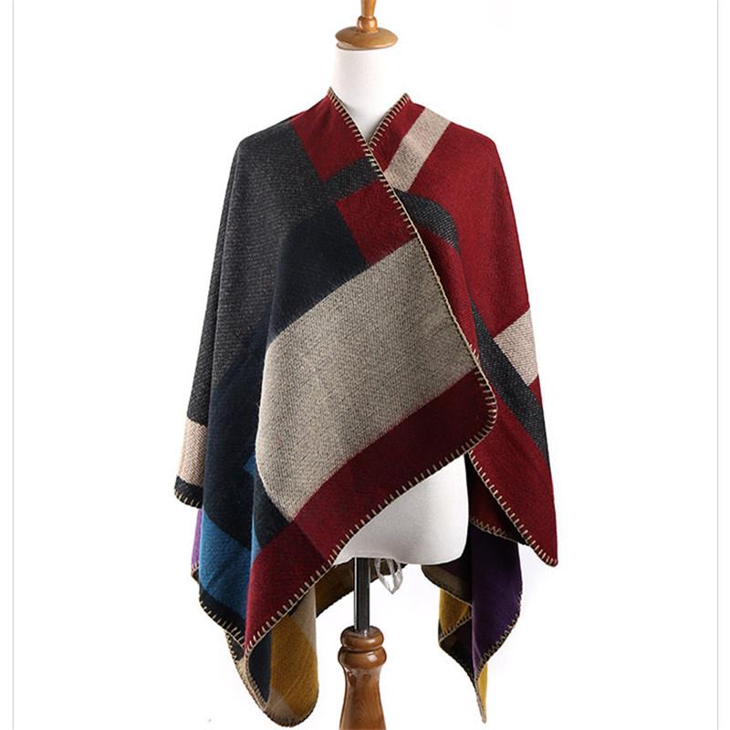 Шаль, шарф, накидка, плащ из искусственного кашемира того же цвета и с крупными цветными блоками на подиуме.