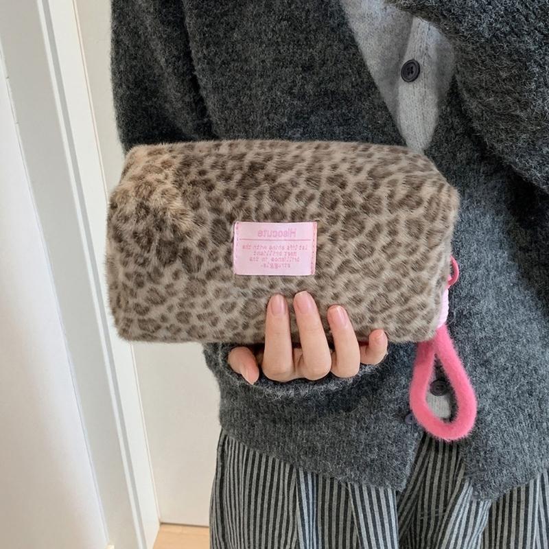 Soft Faux Hair Handheld Makeup Storage Pouch Large Capacity Leopard Pattern Cosmetic Case For Gym Skincare Products
