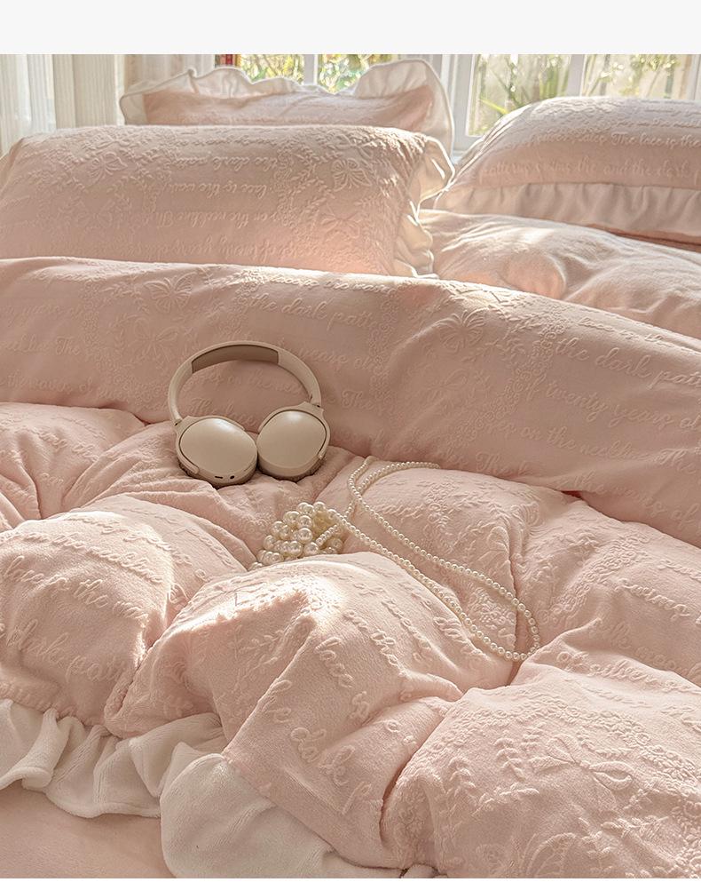 Комплект из 4 предметов класса А из молочного бархата с кружевом для зимы: Мягкий, двухсторонний коралловый флис кремового цвета