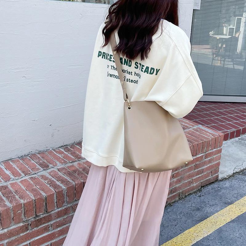 IELGY Retro Atmospheric Bucket Bag, Versatile Niche Design Shoulder Messenger Bag