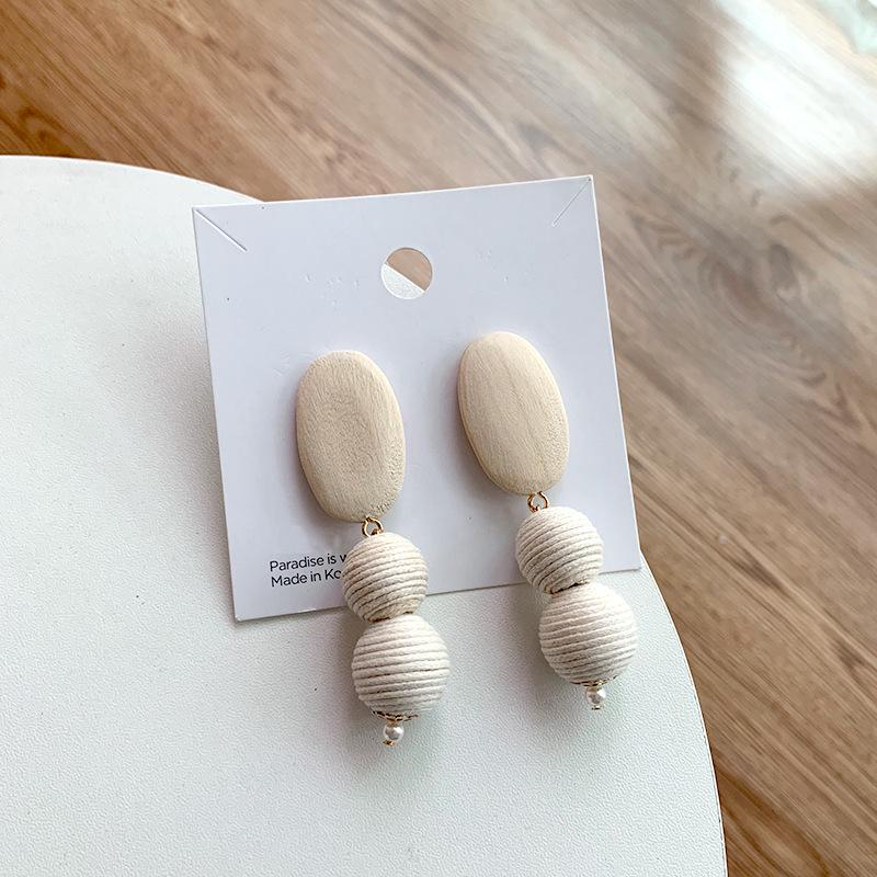 Серьги Anna SS Exaggerated White Ball Braided Wooden – Длинные серьги-капельки ручной работы с уникальным стилем