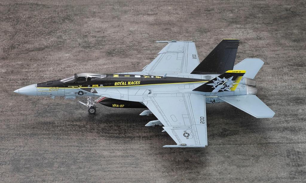 PLATZ Американский истребитель Super Hornet Королевские Булавы 2024 Пластиковая модель 1/72 Палубный F/A-18E VFA-27 AE-38 (Самолет)