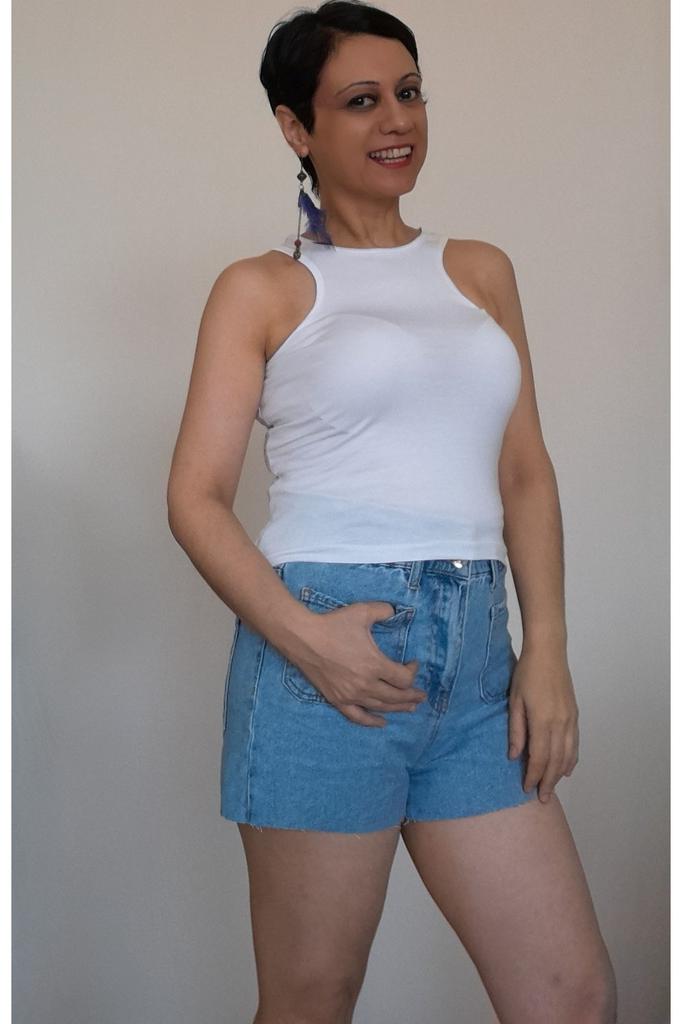 Женская стильная футболка большого размера. Белая футболка из чесаного хлопка и вискозы с боковым окном спереди и сзади.