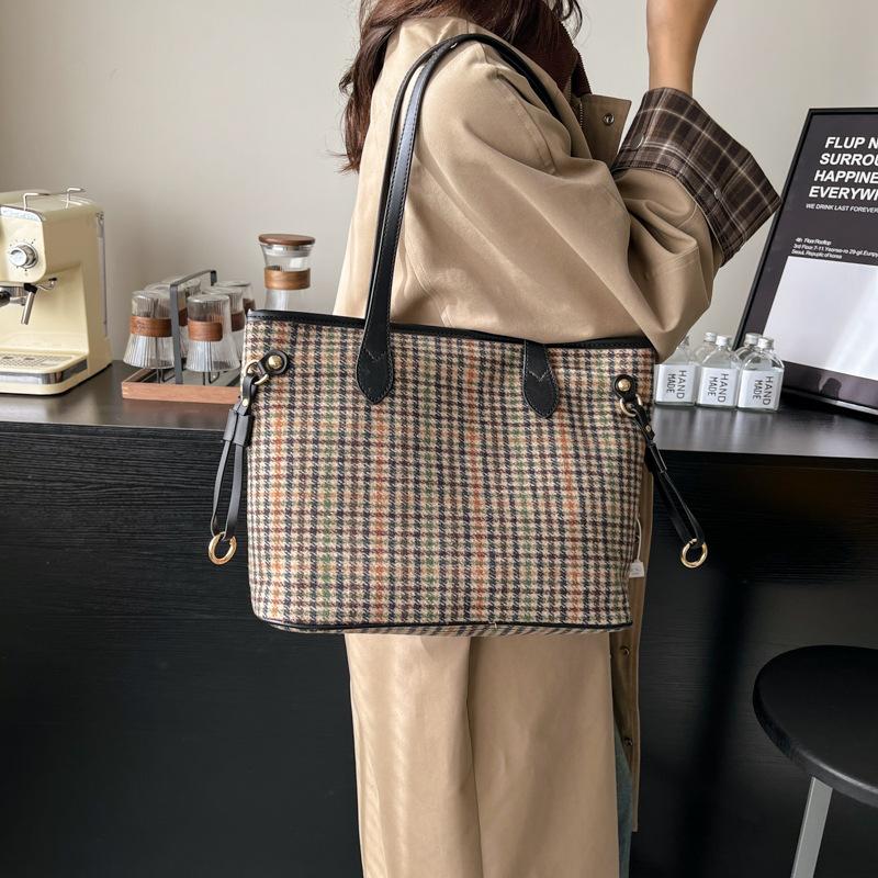 Повседневная большая клетчатая сумка 2025 новая ретро на плечо универсальная модная ручная сумка-тоут подмышку