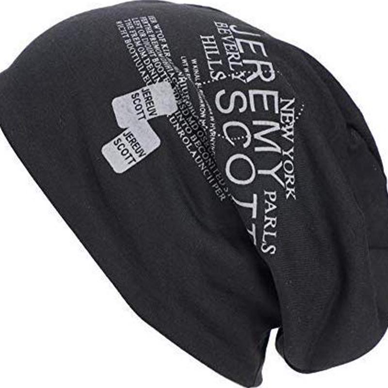 Стильная трикотажная шапка осень - зима с принтом